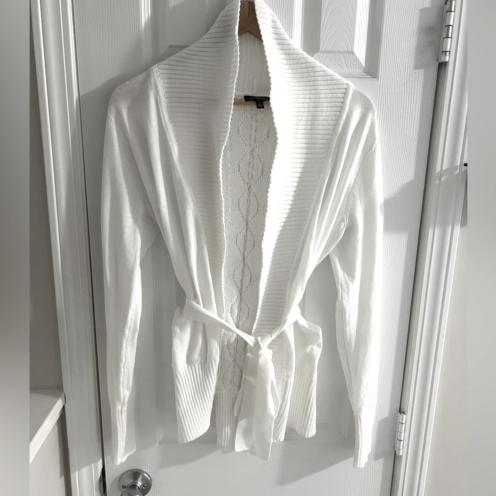 *MUST HAVE* WHITE CARDIGAN🤍